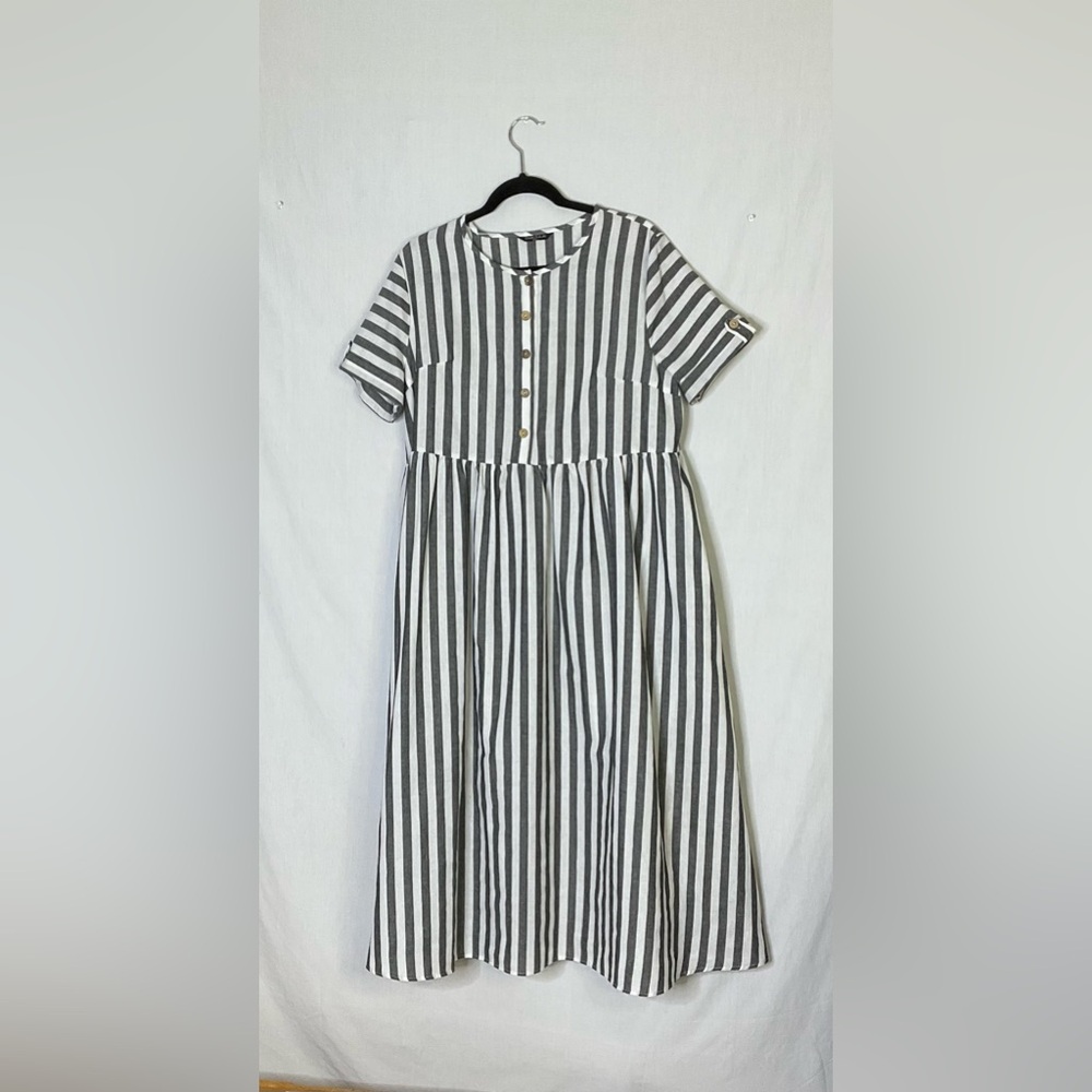 Chaolilai‎ XXL Vintage black & white striped pattern shortsleeved button tab